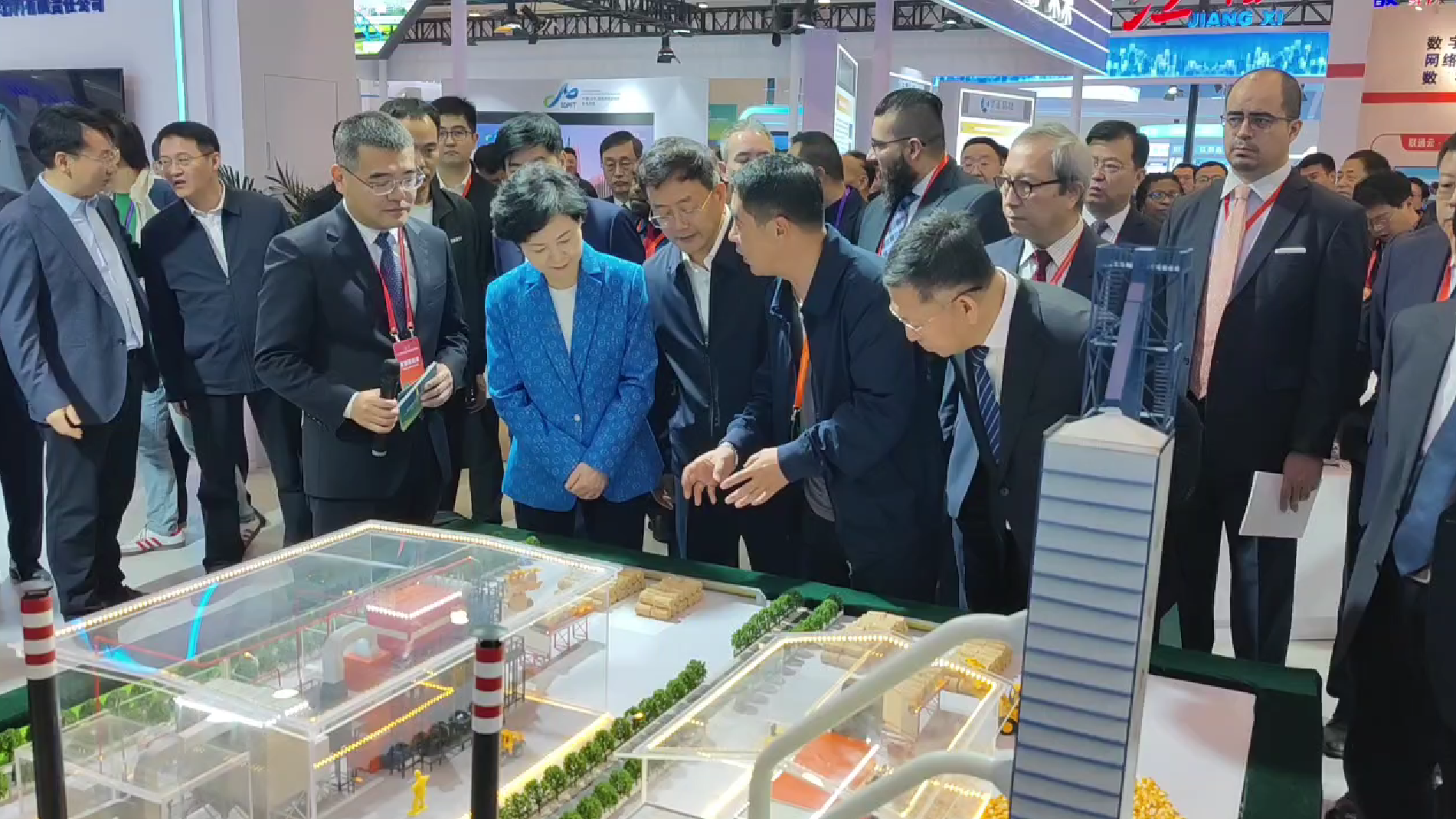 海倫利民秸稈直燃鍋爐亮相APEC技展會，工信部副部長徐曉蘭蒞臨參觀